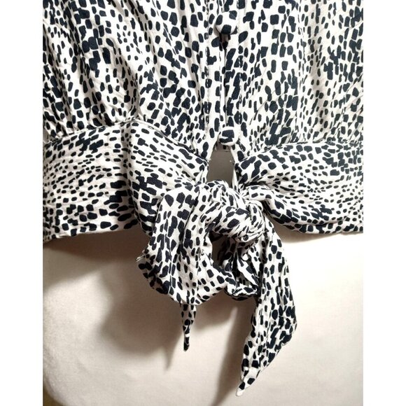 Velvet Heart Black and White Patterned Blouse Tie at Waist Button at Fro… - Picture 3 of 8